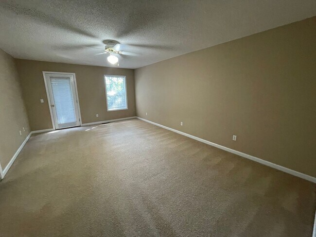 Building Photo - Foxchase Subdivision:  MOVE IN READY!!!!  ...
