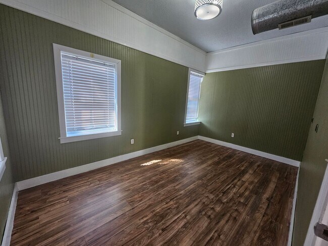 Building Photo - 3 BD / 2 BA Unfurnished - One block to the beach