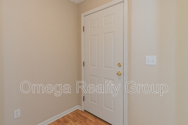 Building Photo - 3550 Cres Gardens Dr