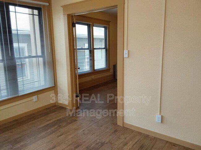 Building Photo - 2018 10th Ave