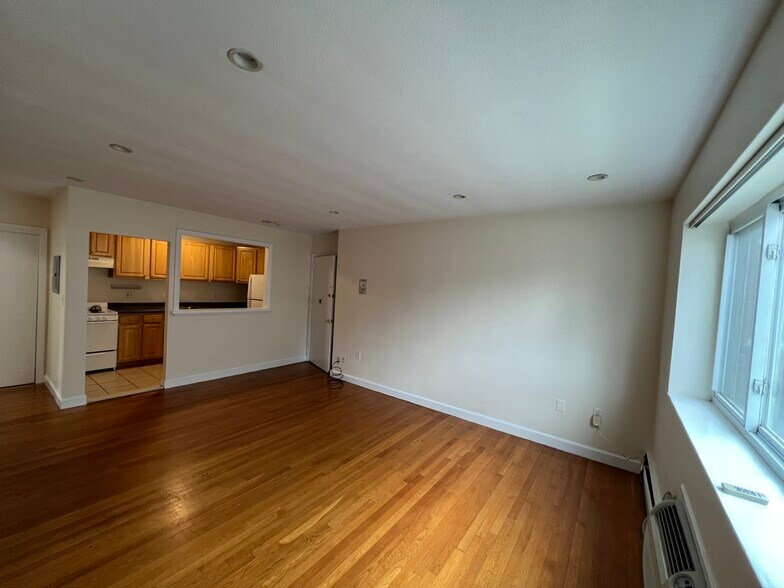 Building Photo - 34 Gardner St