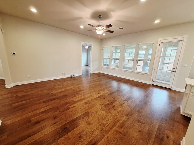 Building Photo - 4562 Katherine Dr