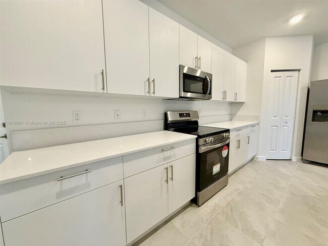 Building Photo - 3032 Park Pl