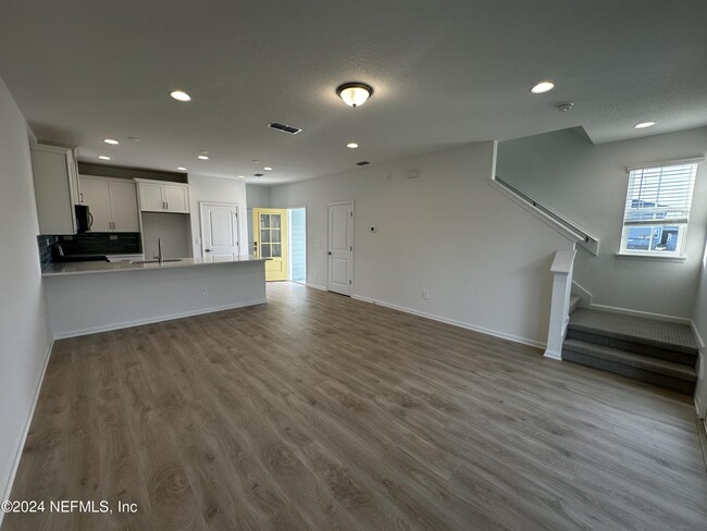 Building Photo - 545 Brandon Lks Dr