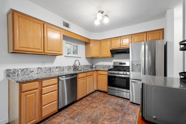 Building Photo - AVAILABLE OCT 1ST! 2-BEDROOM TOWNHOME IN N...