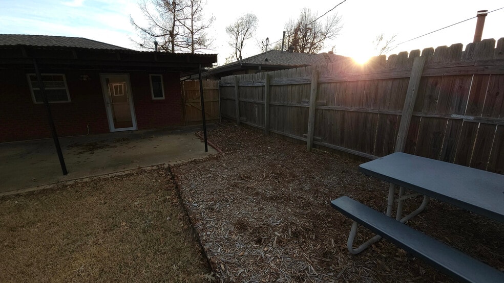 Building Photo - 2717 Clermont Pl