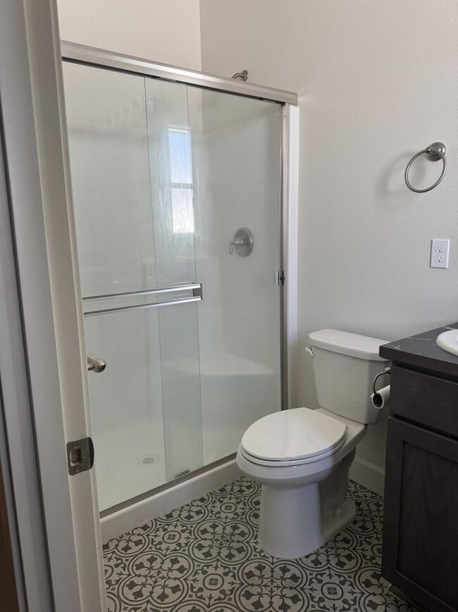 Building Photo - Lovely Open concept Low Maintenance