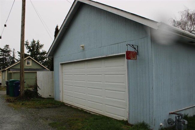 Building Photo - Single Family Home with 2 Car Garage