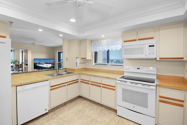 Building Photo - 801 S Ocean Dr