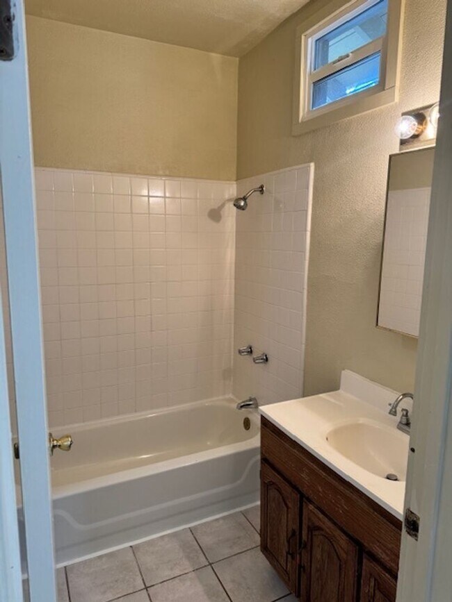 Building Photo - Charming Vintage Home