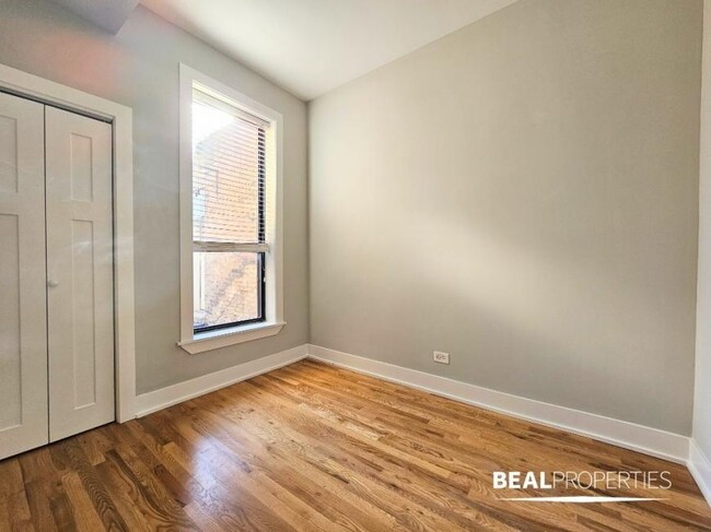 Building Photo - 3 bedroom in CHICAGO IL 60657