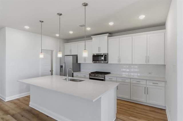 Building Photo - 2020 Beeflower St