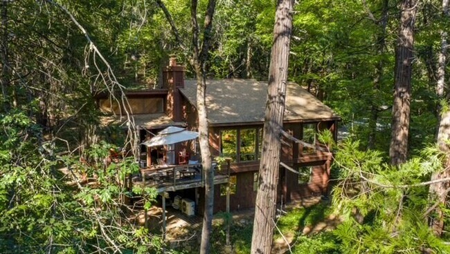 Building Photo - Lovely Deer Creek Frontage 3 Bedroom 2 Bathroom home