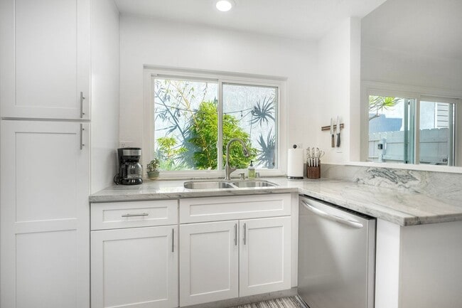 Building Photo - Furnished 2 bedroom in Carlsbad-Close to Beach