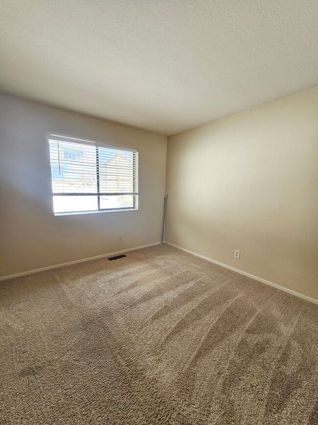 Building Photo - Immaculate 2 Bedroom Unit - Close to UNR!