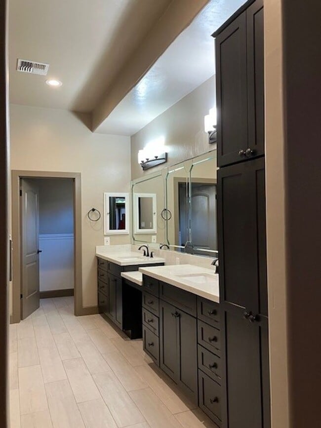 Building Photo - CUSTOM BUILT IN GATED SOUTHERN OAKS !!!