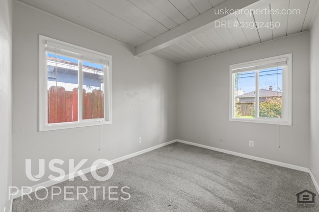 Building Photo - "Charming 3-Bed with Full Bath in Sacramento – Cozy 1093 Sq Ft Home Awaits!"