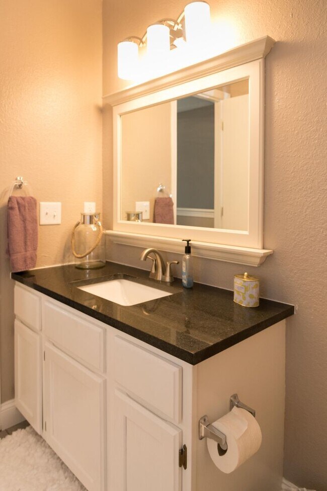 Building Photo - Updated 3-bedroom 2 bath home in Fayettevi...
