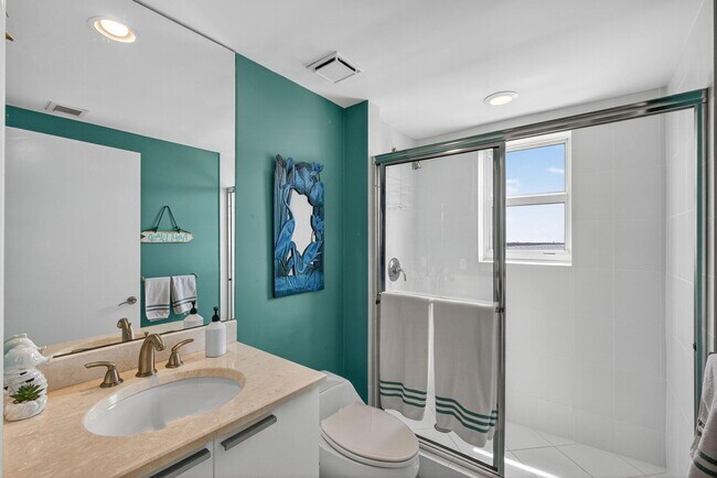 Building Photo - 2640 Lake Shore Dr