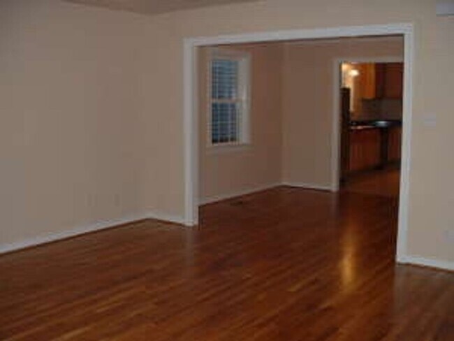 Building Photo - Large 3 Bedroom | 2.5 Bath in The Fan!