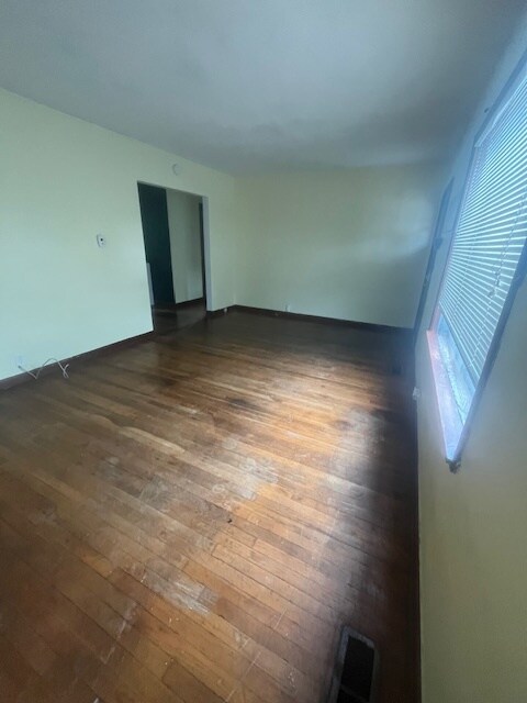 living room - 1604 N New York Ave