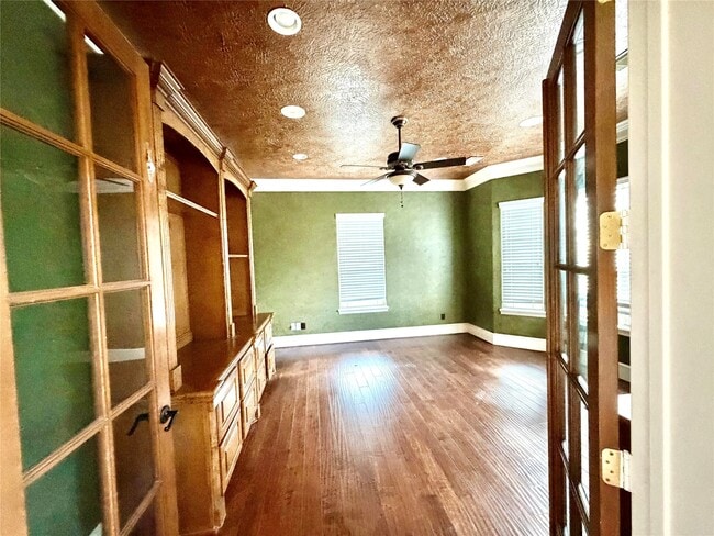 Building Photo - 1631 S Persimmon St