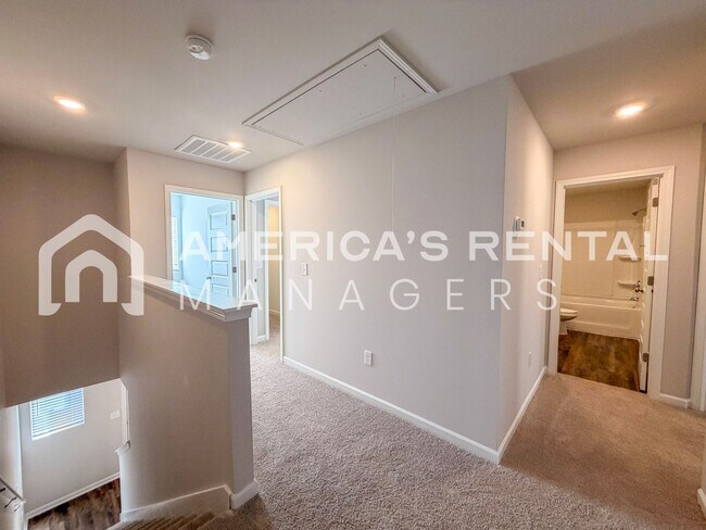 Building Photo - Bright and Spacious Lincoln Townhome for R...