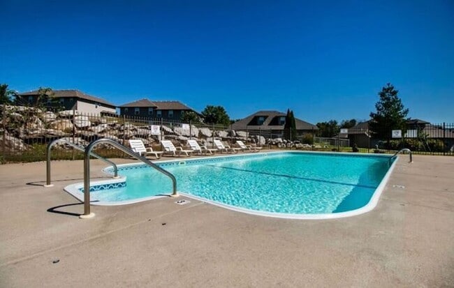 Building Photo - Town & Country Apartments