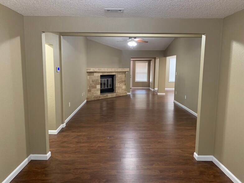 Building Photo - 255 Oakview Pl