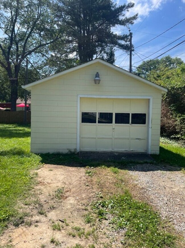 Building Photo - 1024 Halsey Ln