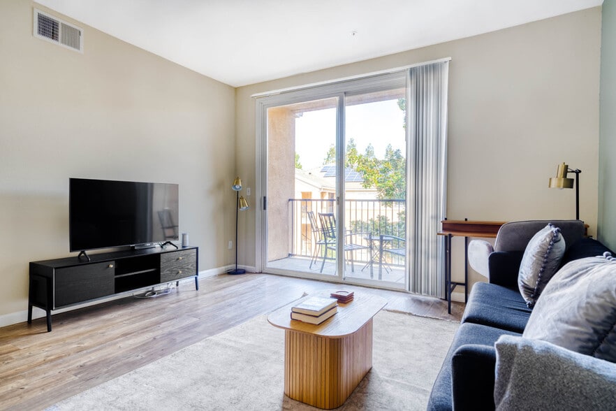 Building Photo - 121 Roble Rd