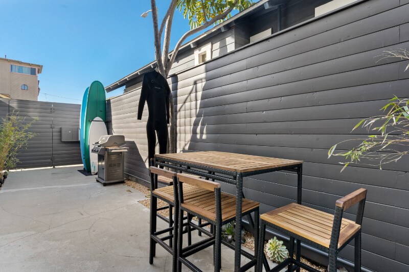 Building Photo - 21 S Venice Blvd