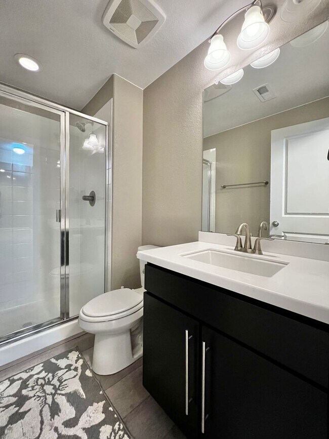 Building Photo - Spacious 5 Bed 3.5 Bath with Modern Upgrades!