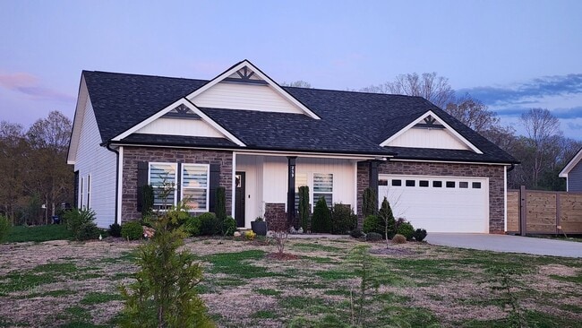 Building Photo - Beautifully maintained home