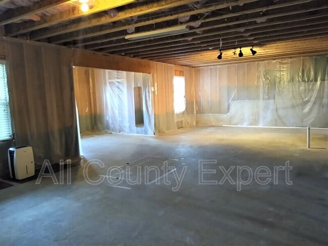 Building Photo - 635 Glenish CT