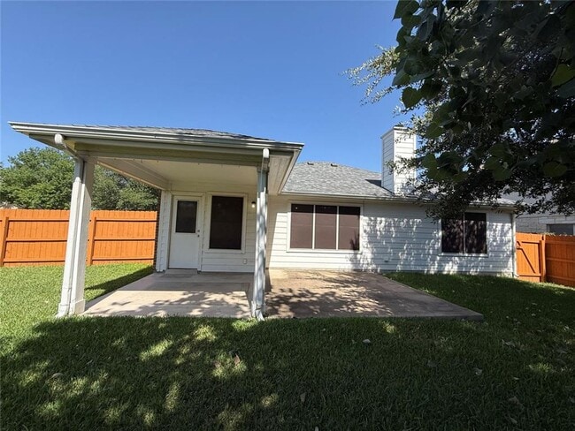 Building Photo - Beautiful 3 bed 2 bath house on corner lot