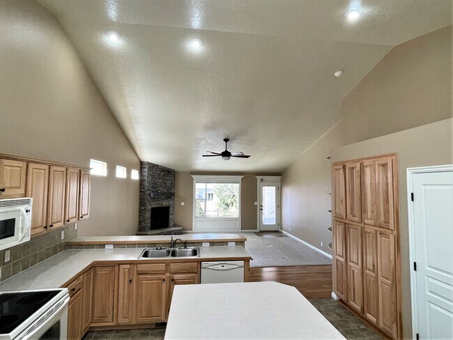 Building Photo - Beautiful 2 bed 2 bath home in the Woodbri...