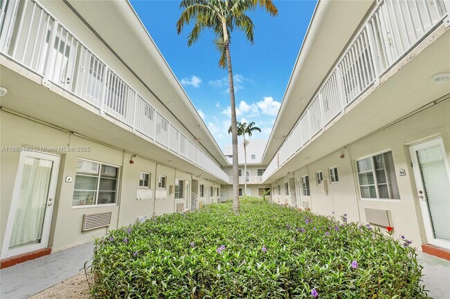 Building Photo - 6930 Rue Versailles Dr