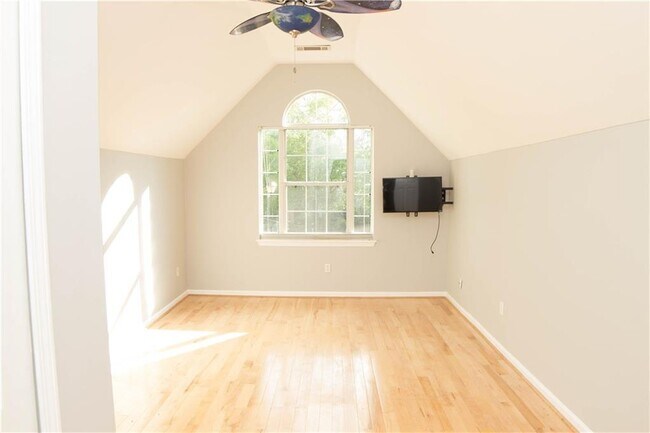 Building Photo - 5025 Baywood Dr