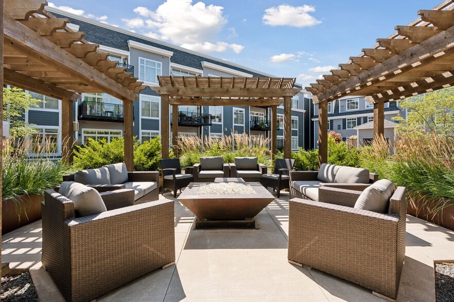 Common garden patio for residents to use - 935 Lake St E