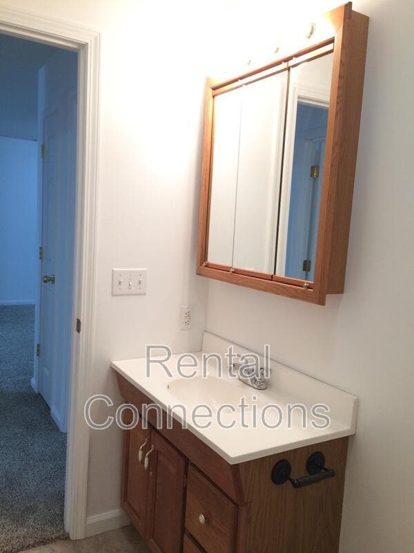 Building Photo - 605 Old Creal Springs