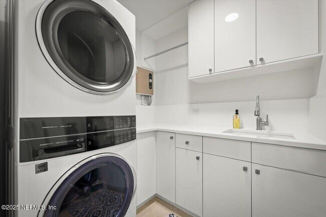 Building Photo - 739 Spinnakers Reach Dr