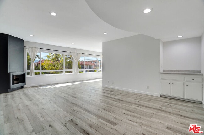 Building Photo - 10823 Camarillo St