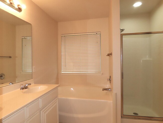 Building Photo - Beautiful 3 Bedroom, 2 Bath Home in Flint!