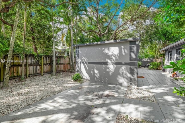 Building Photo - 385 NE 82nd Terrace