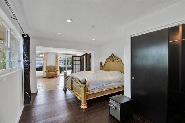 Building Photo - 3100 NE 56th Ct