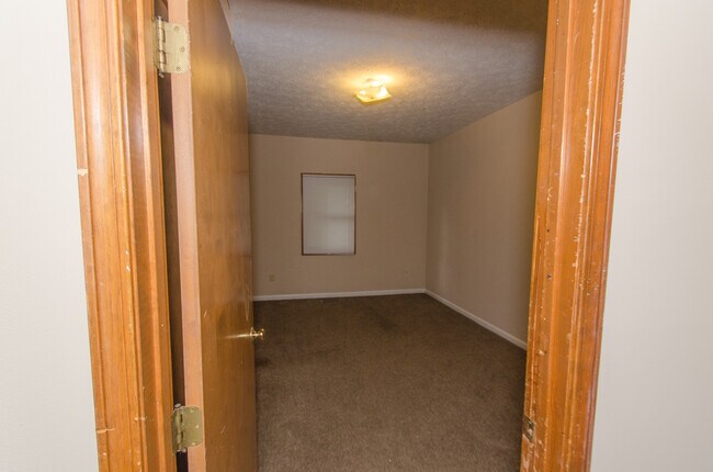Building Photo - 4 bedroom, 1 bath home: Available July 2026!