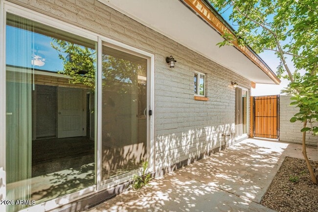 Building Photo - 1118 S McClintock Dr