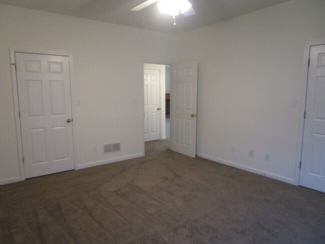 Building Photo - Huge 3 Bedroom, 2 Bath Town Home in SW Col...
