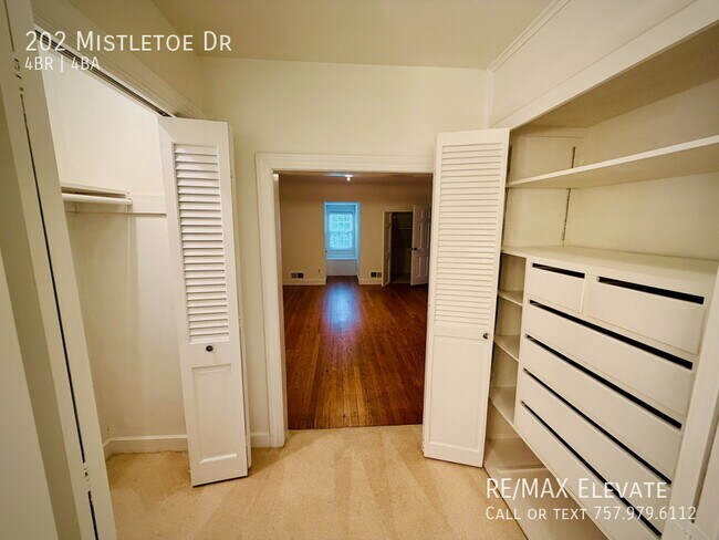 Building Photo - 202 Mistletoe Dr